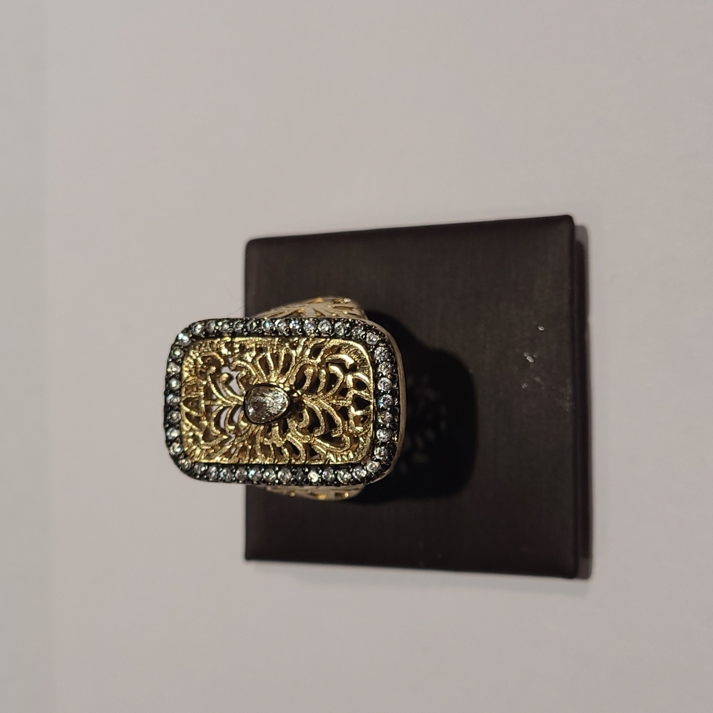 Lady's fashion ring.